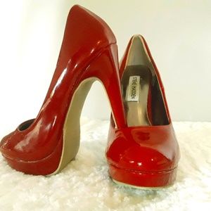 Steve Madden Patent Leather Red Pumps. 👠